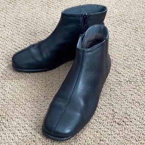 Women Aerosoles Black Booties Size 8.5